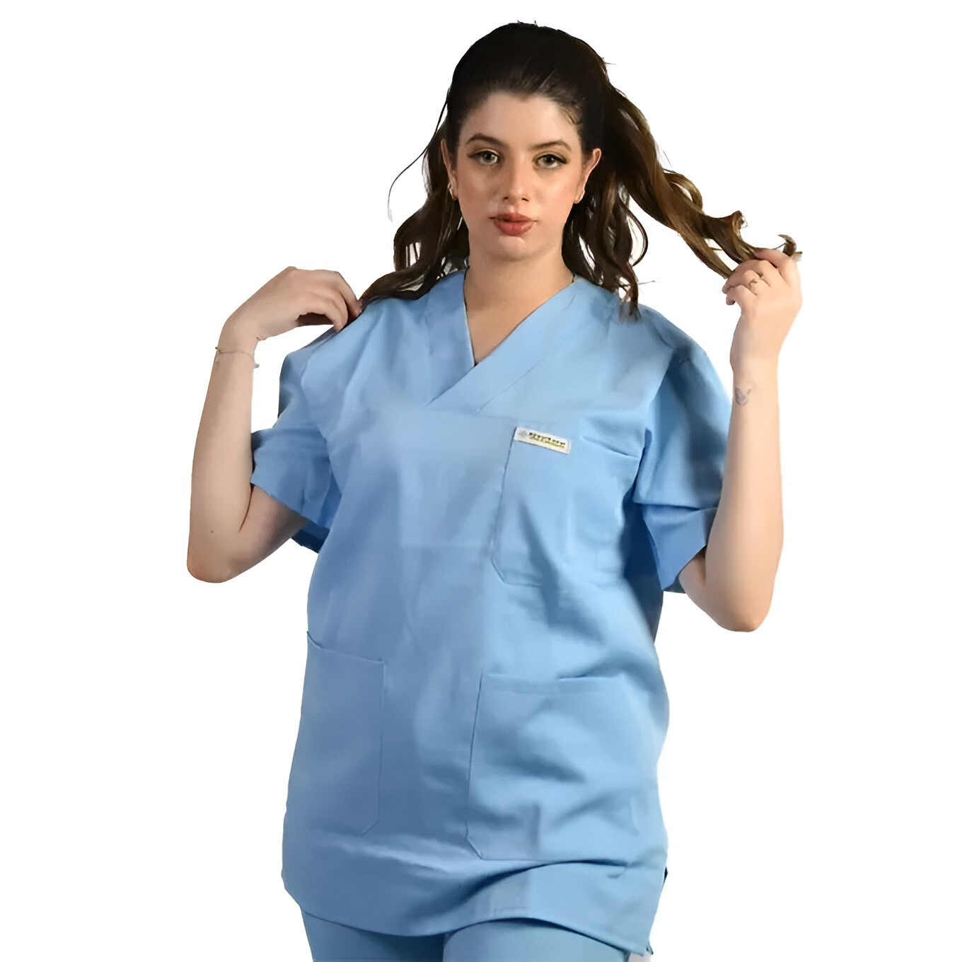 Pyjama médical bleu royal porté par une infirmière — coupe moderne et poches pratiques